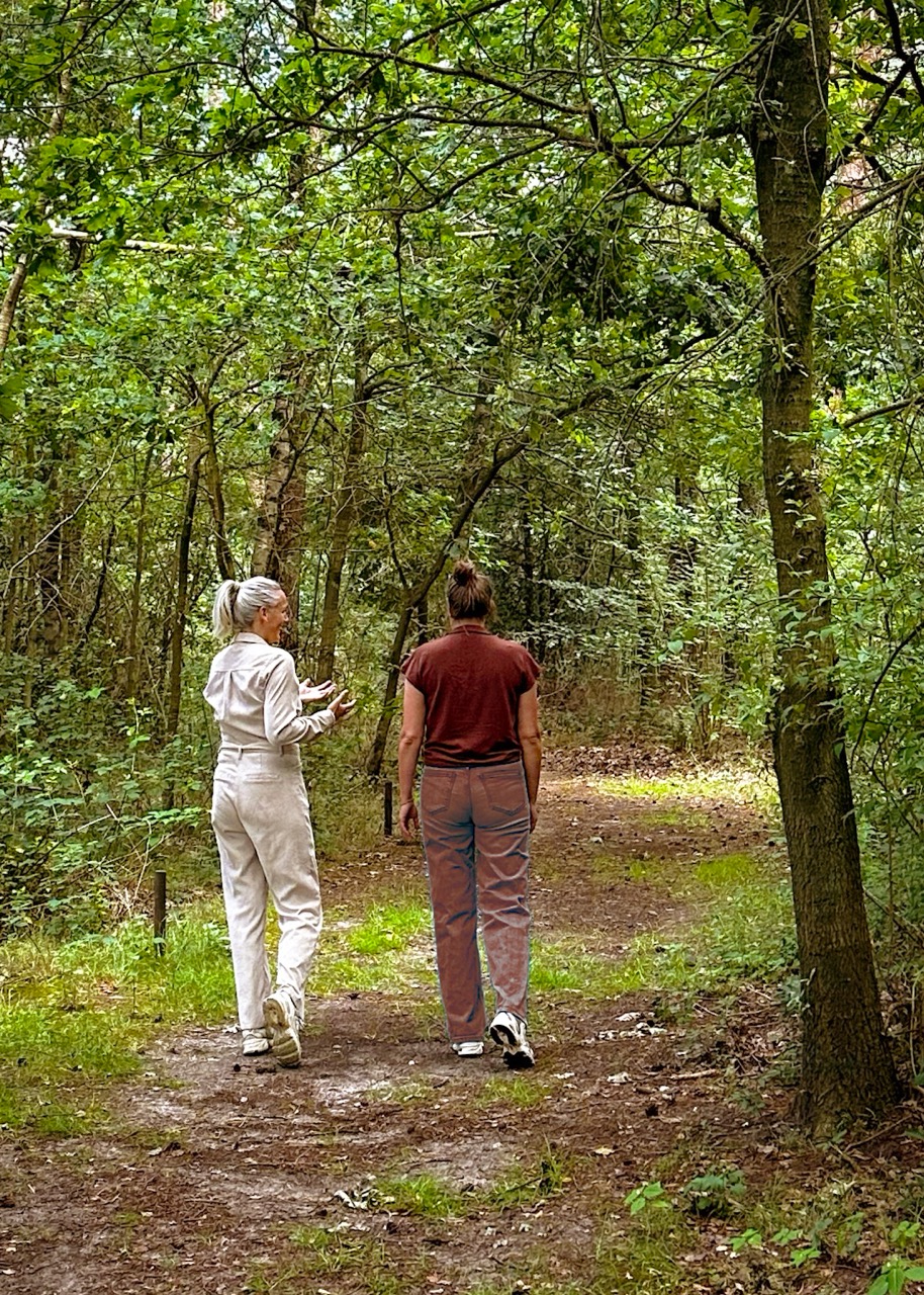 Ilse in gesprek tijdens een wandelsessie in het bos